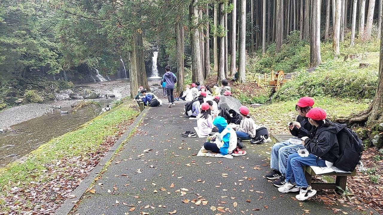陣馬の滝昼食ストリート.jpg